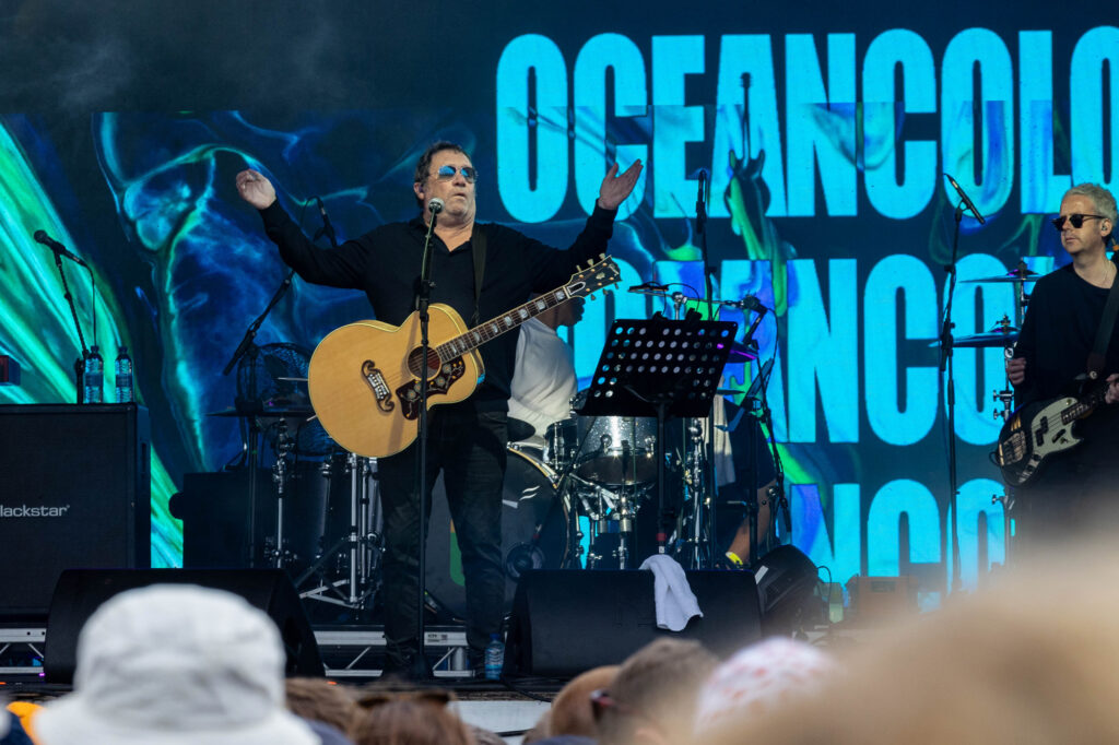 Ther lead singer of band Ocean Colour scene with his arms outstretched thanking the crowd