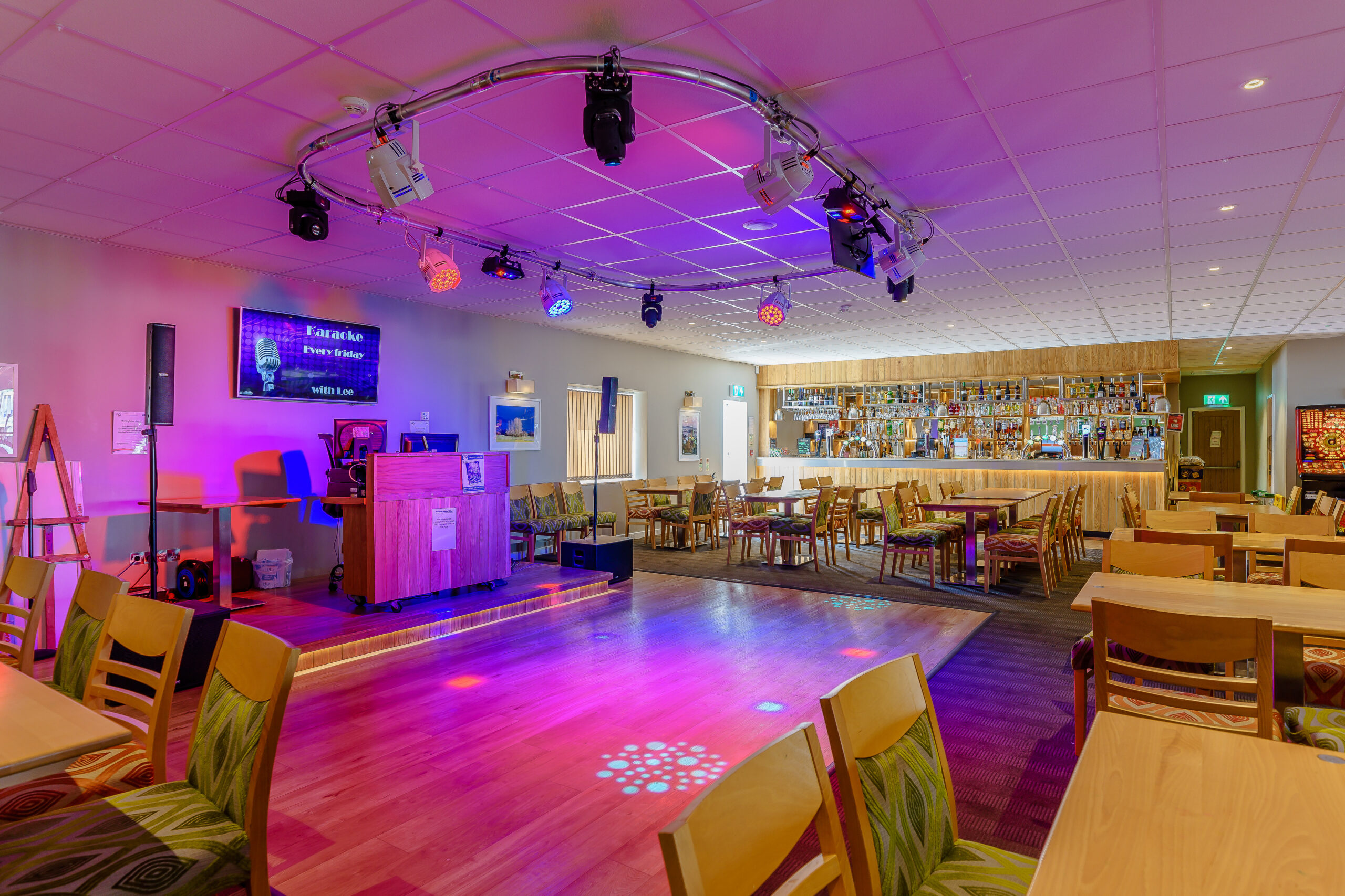 8393938-RiversideHolidayVillage_PURN_LP18173_PurnGold6(Pet)_010819-interior13
